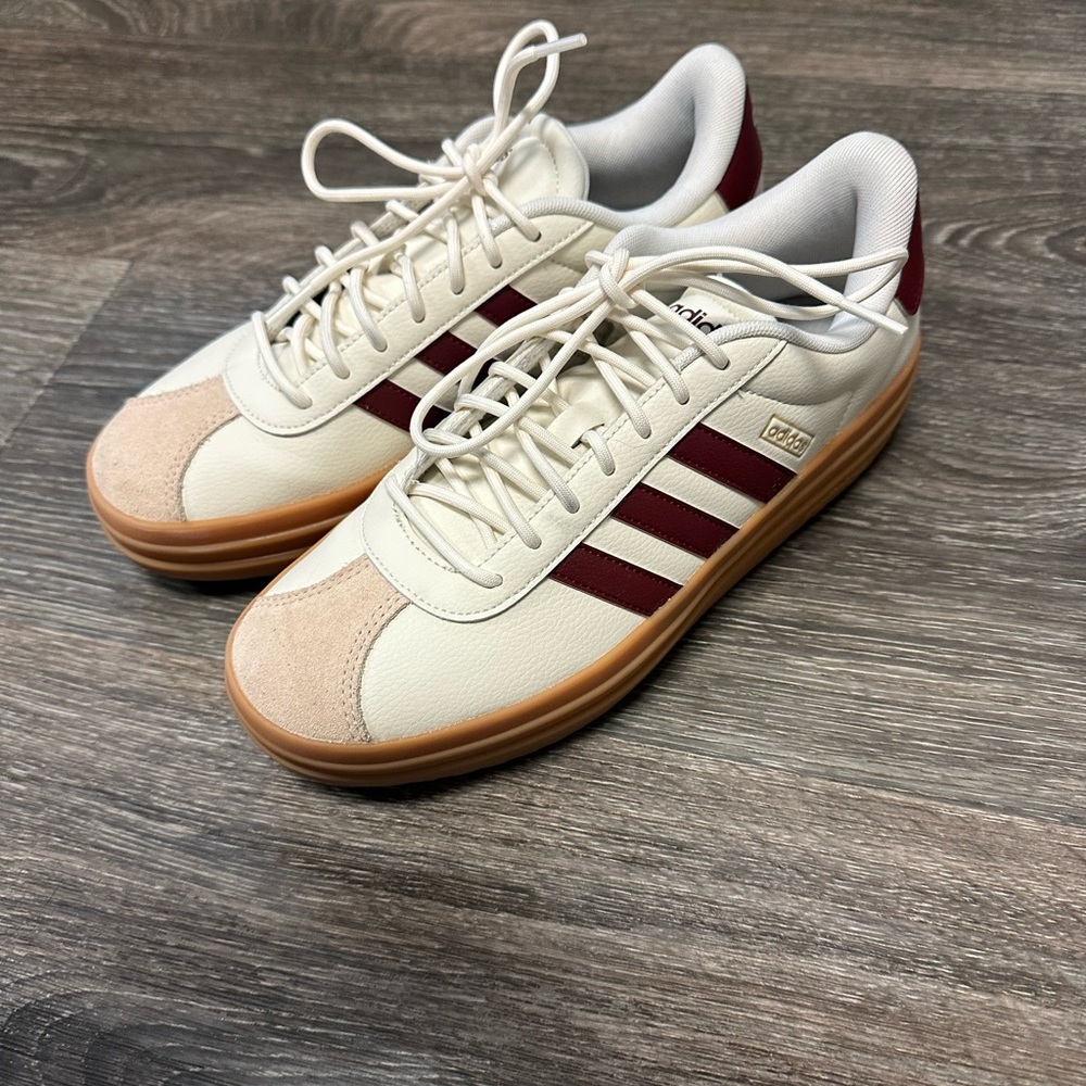 Adidas womens Cream and Burgundy court sneaker